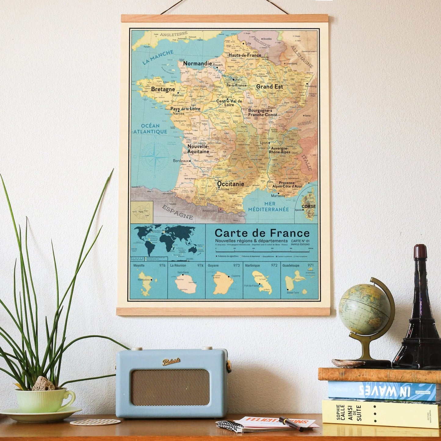 Carte de France imprimée en France accrochée au mur dans un bureau par Pappus Editions