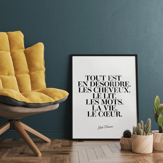 Affiche typographique de Studio Topo avec une citation de Jack Kerouac encadrée dans un salon