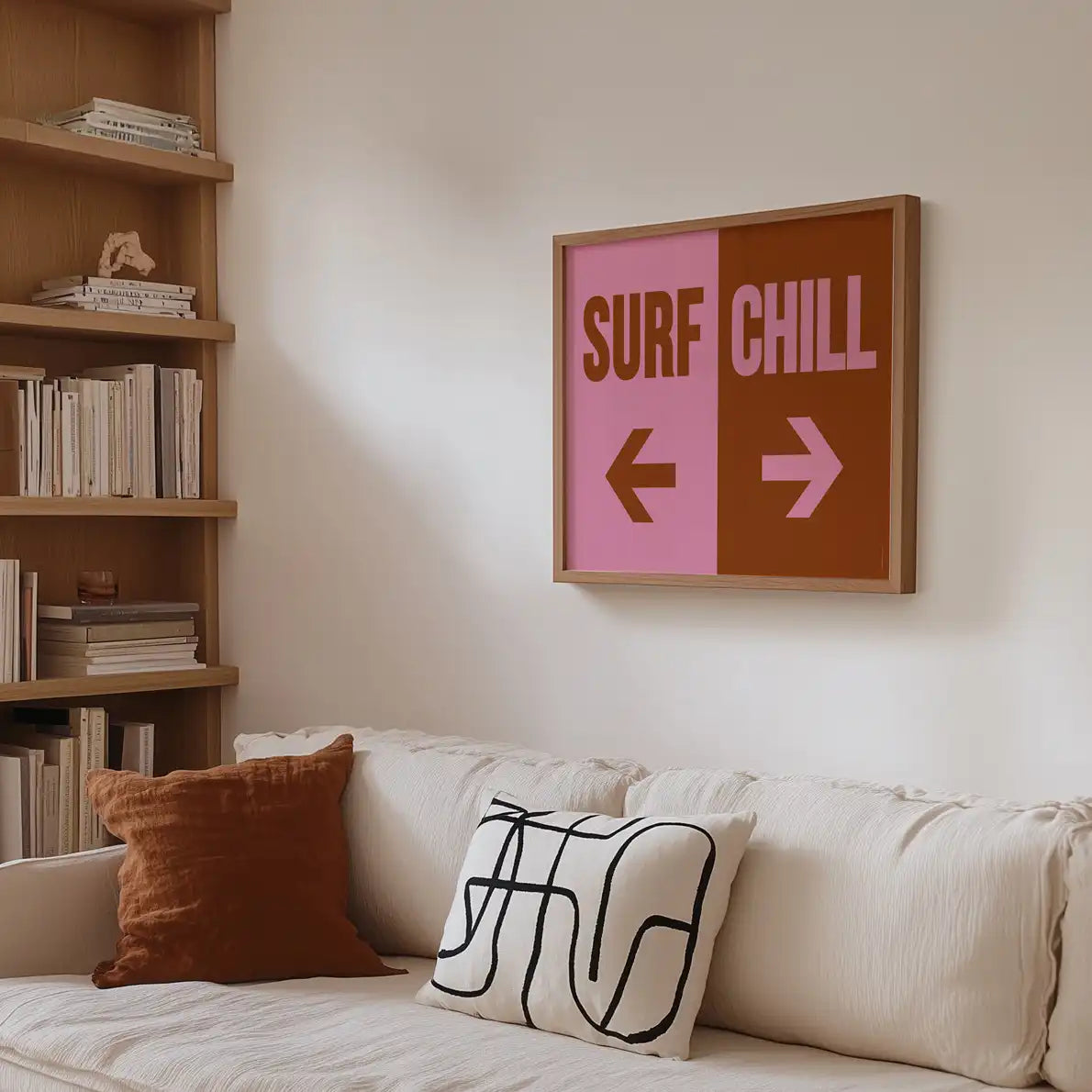 Affiche surf and chill de Papier and Co rose et orange encadrée et accrochée au mur du salon