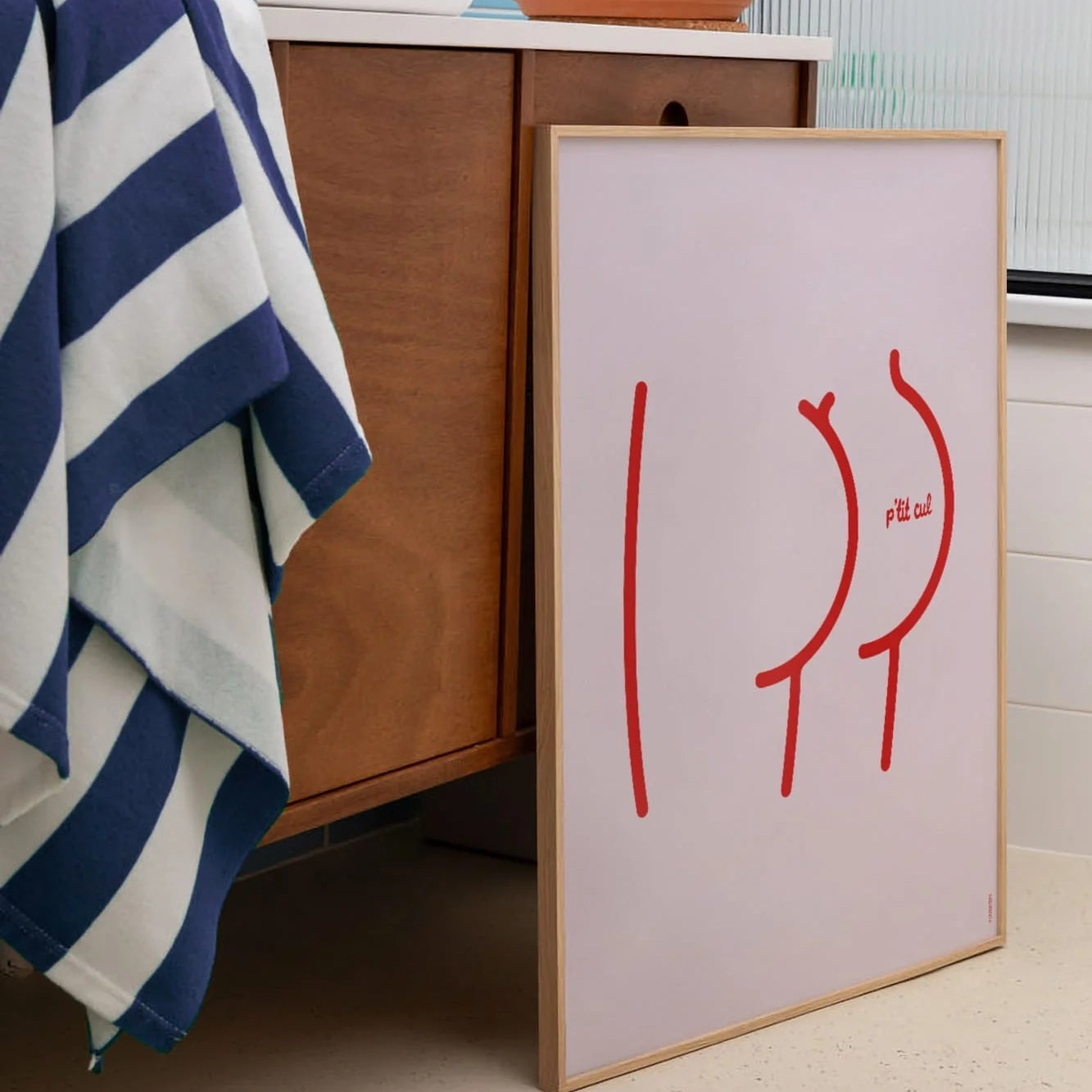 Affiche Studio Topo Ptit Cul encadrée en 30x40cm posée dans une salle de bain