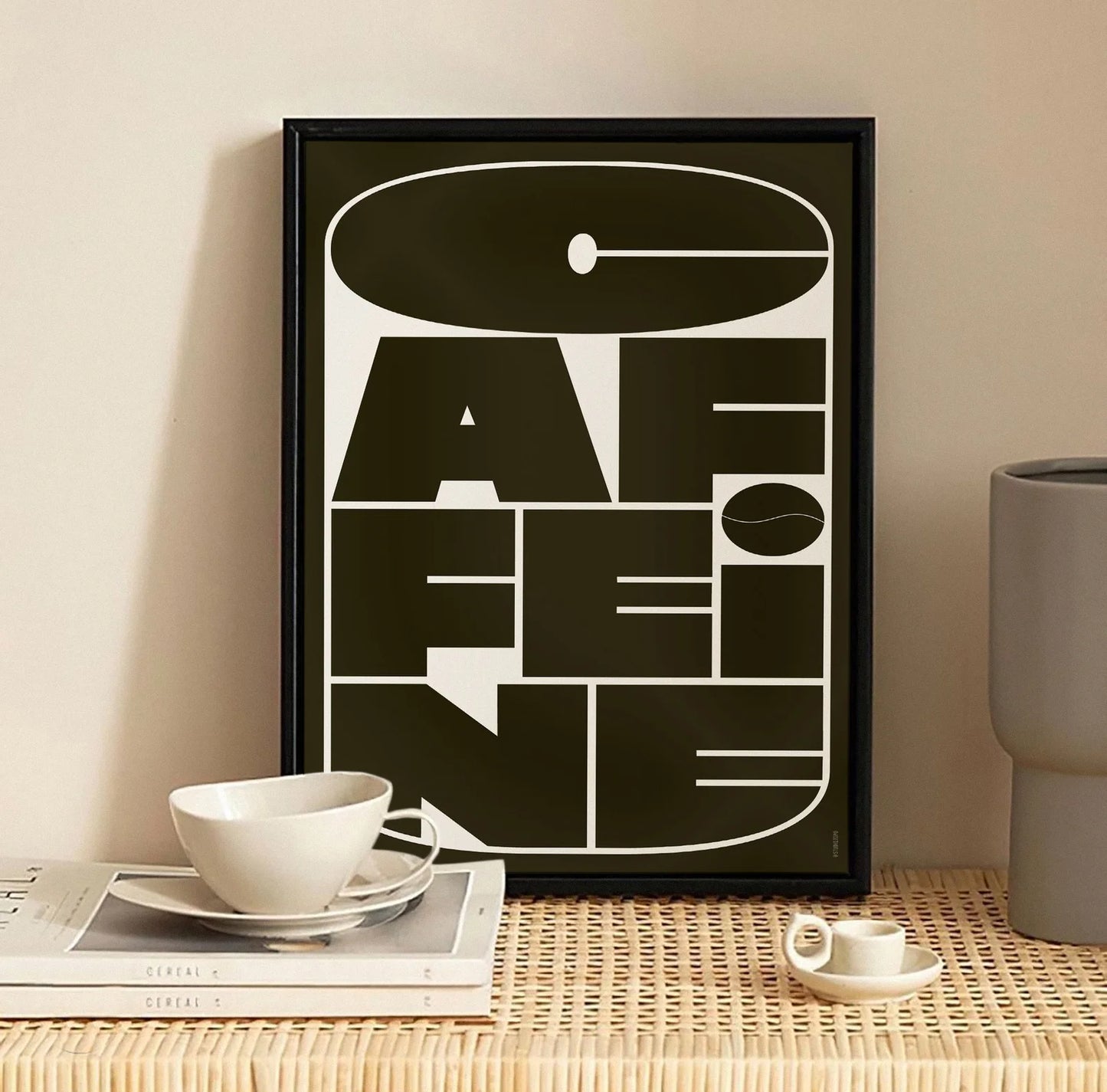 Affiche design 30x40cm Caféine par Studio Topo encadrée posée dans une cuisine.