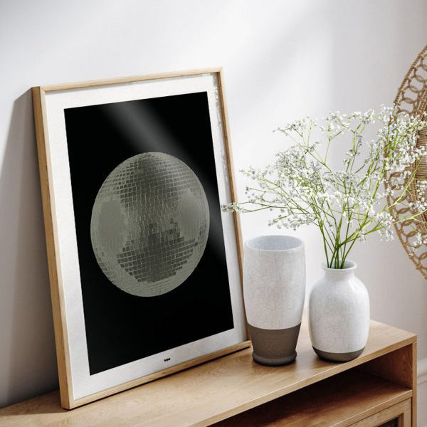 Affiche de l'artiste Studio Topo représentant un morphing entre une lune et une boule à facette