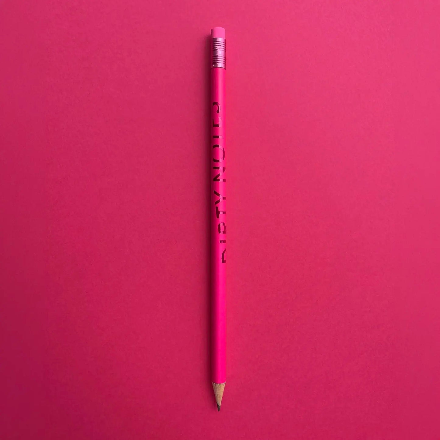 Crayon à papier rose fourni avec le bloc notes d'un kilo de la marque Dirty Notes