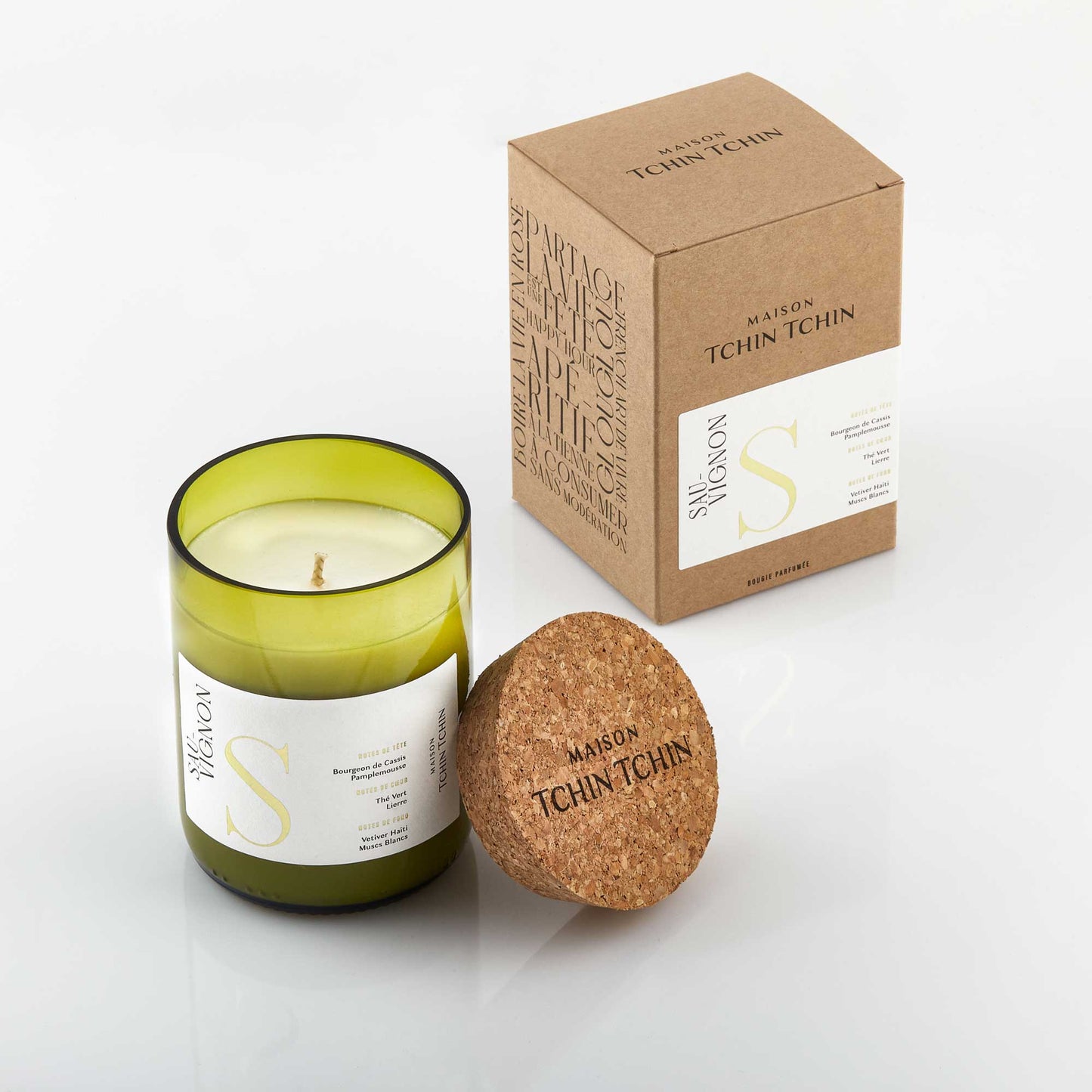 Maison Tchin Tchin bougie artisanale parfumée au sauvignon posée à côté de sa boîte en carton recyclé
