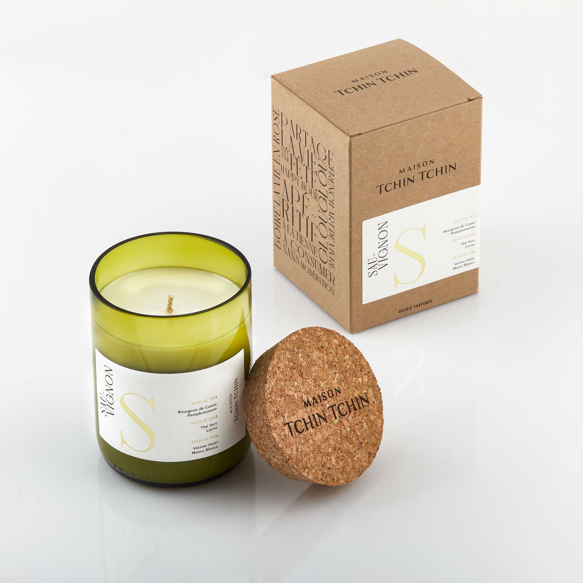 Maison Tchin Tchin bougie artisanale parfumée au sauvignon posée à côté de sa boîte en carton recyclé