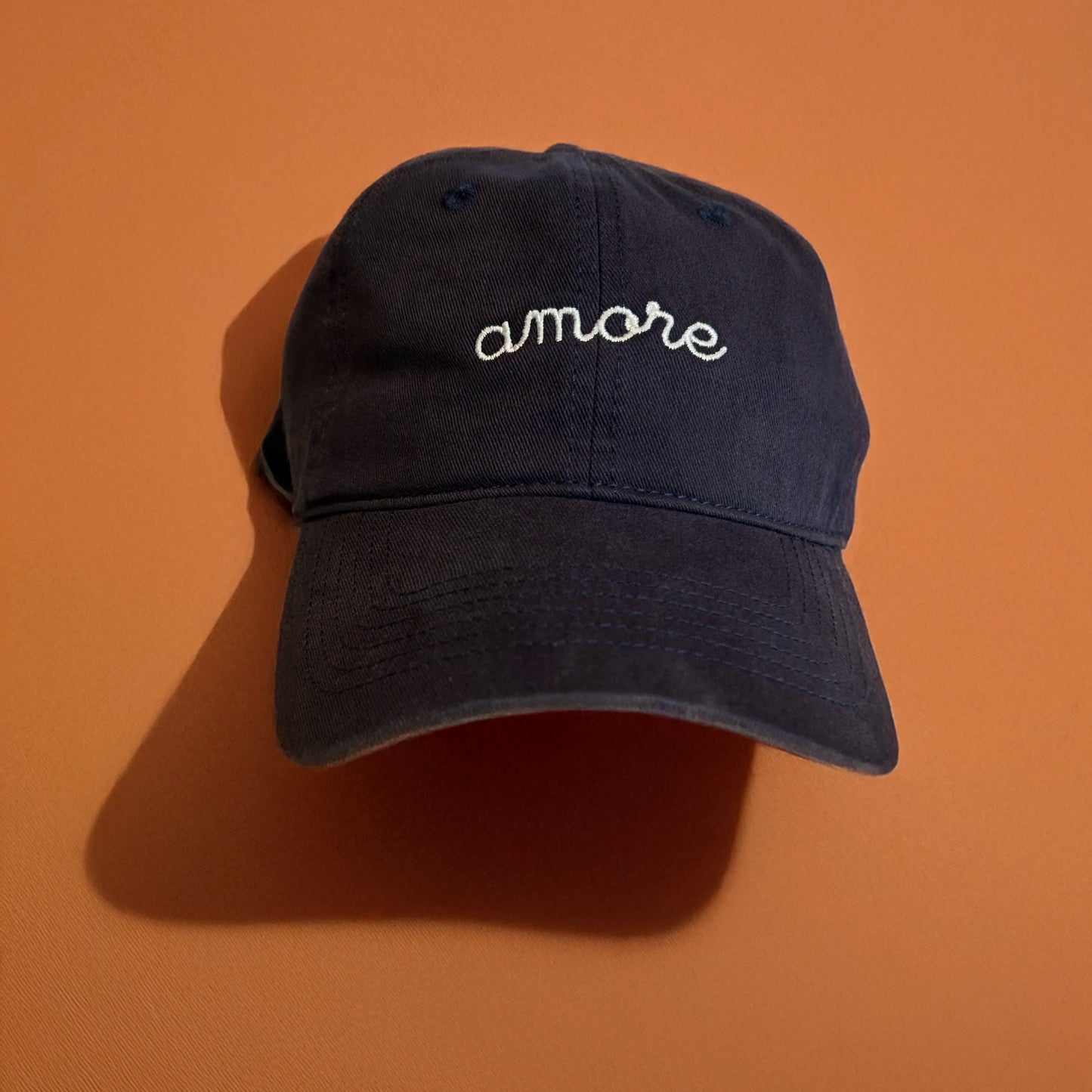 Casquette brodée bleu marine Amore – La Casquette Brodée