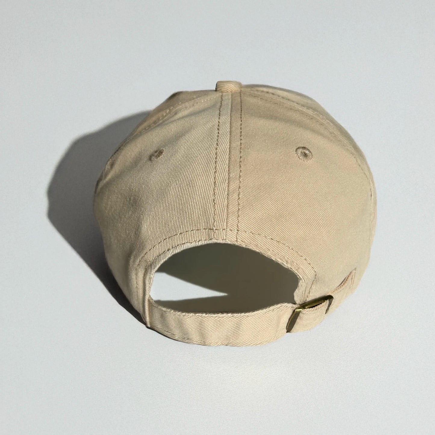 Casquette beige homme brodée peace vue de derrière