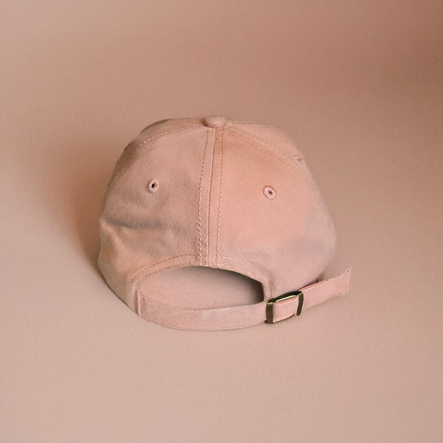Dos de la casquette pour femme à message brodée "à la folie"