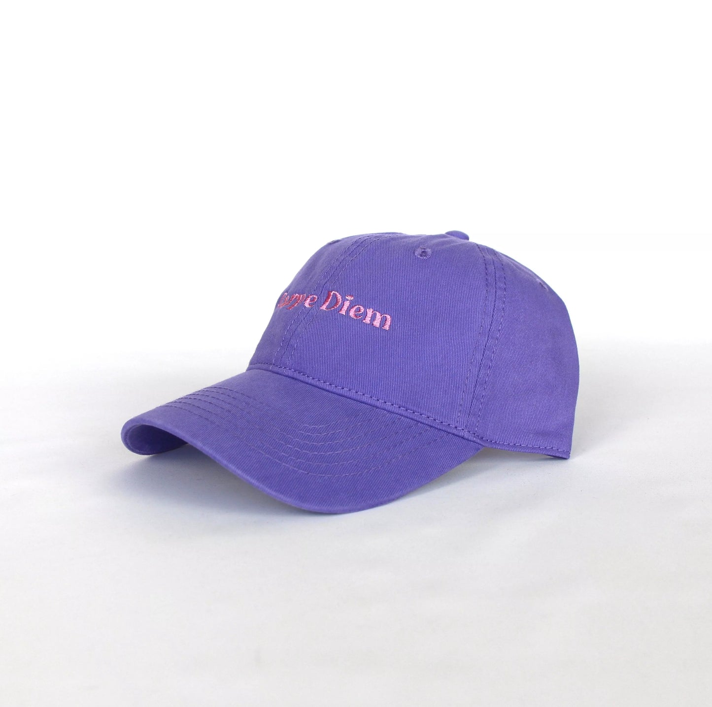 Côté de la casquette mauve Carpe Diem brodée en blanc