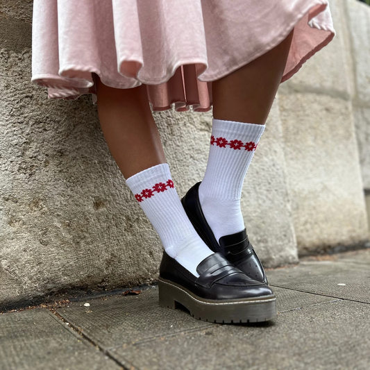 Modèle portant des chaussettes semi haute blanches à motif de la marque Pierre Lou des Alpes