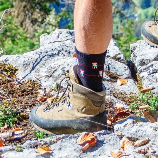 Chaussettes en coton originales de la marque Pierre-Lou des Alpes portées par un randonneur