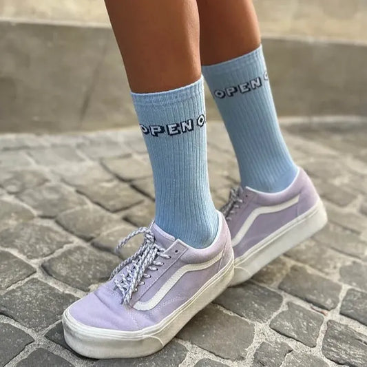 Chaussettes OPEN bleues montante de Chaton Gonflable portées avec une paire de sneakers