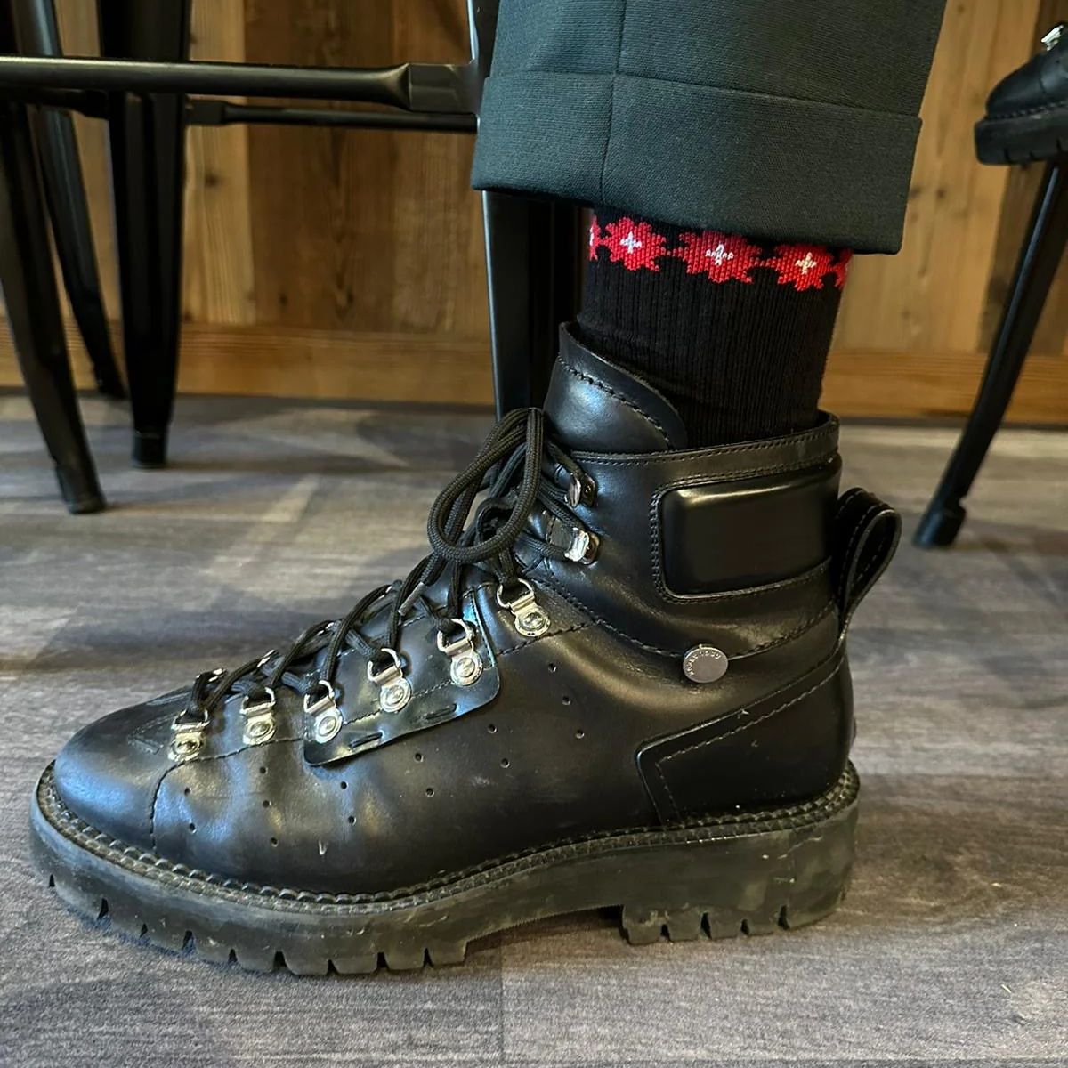 Modèle portant des chaussettes noires montantes avec motif de la marque Pierre Lou des Alpes