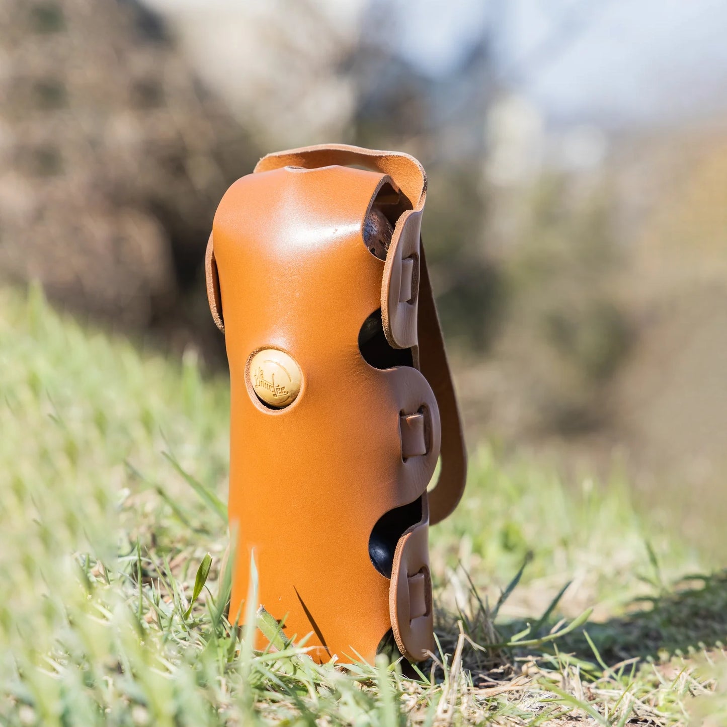 Etui à pétanque en cuir fabriqué en France avec un emplacement pour 3 boules de pétanque et un cochonnet en bois