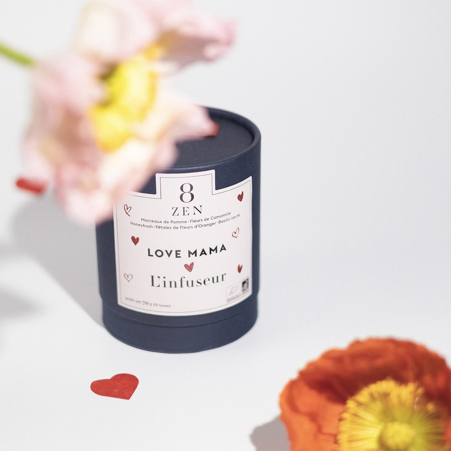 Coffret d'infusions bio en vrac Lova Mama par L'infuseur Paris, posé sur une table avec des fleurs