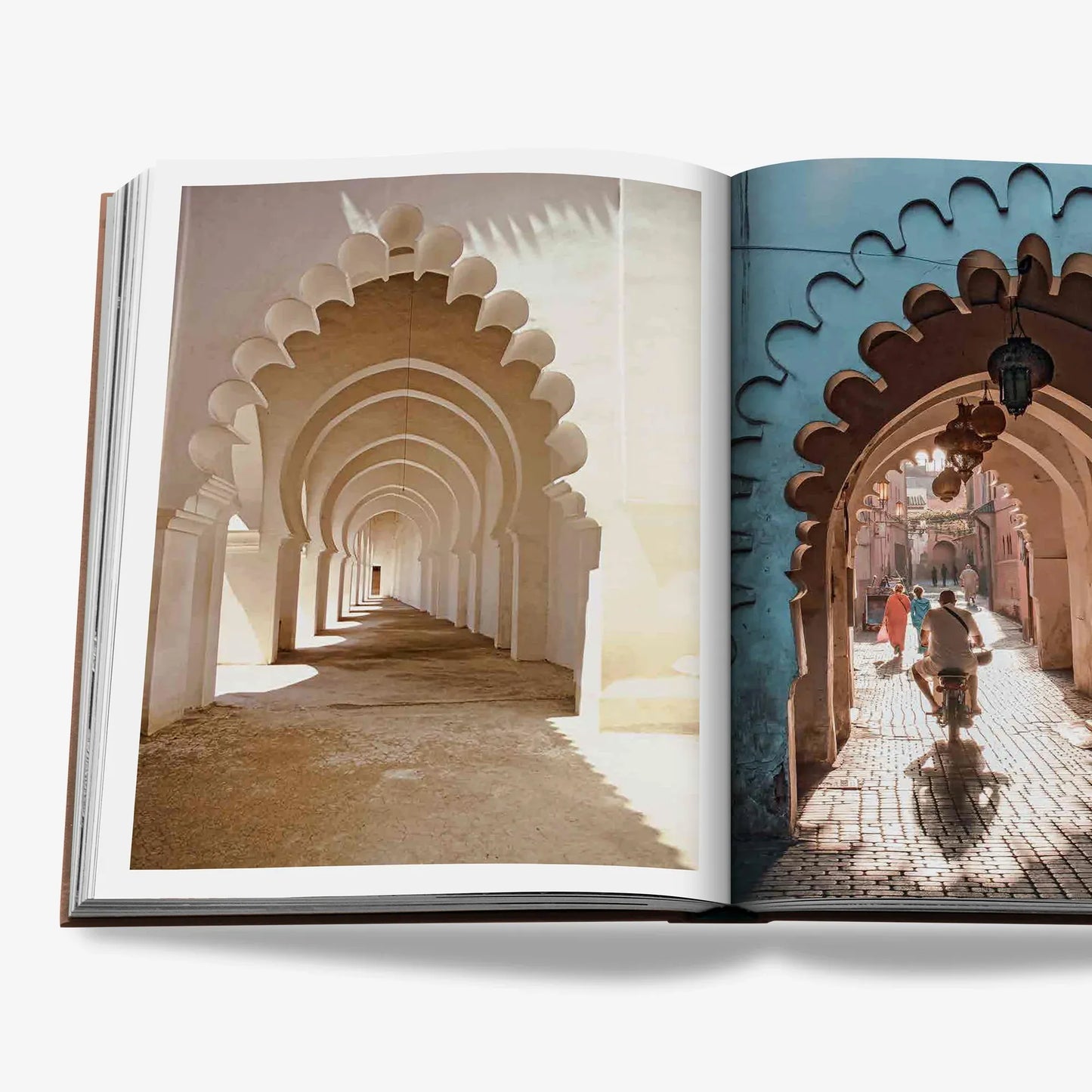 Intérieur du livre de photographie Assouline Marrakech Flair montrant l'intérieur d'un palais et les ruelles du souk.