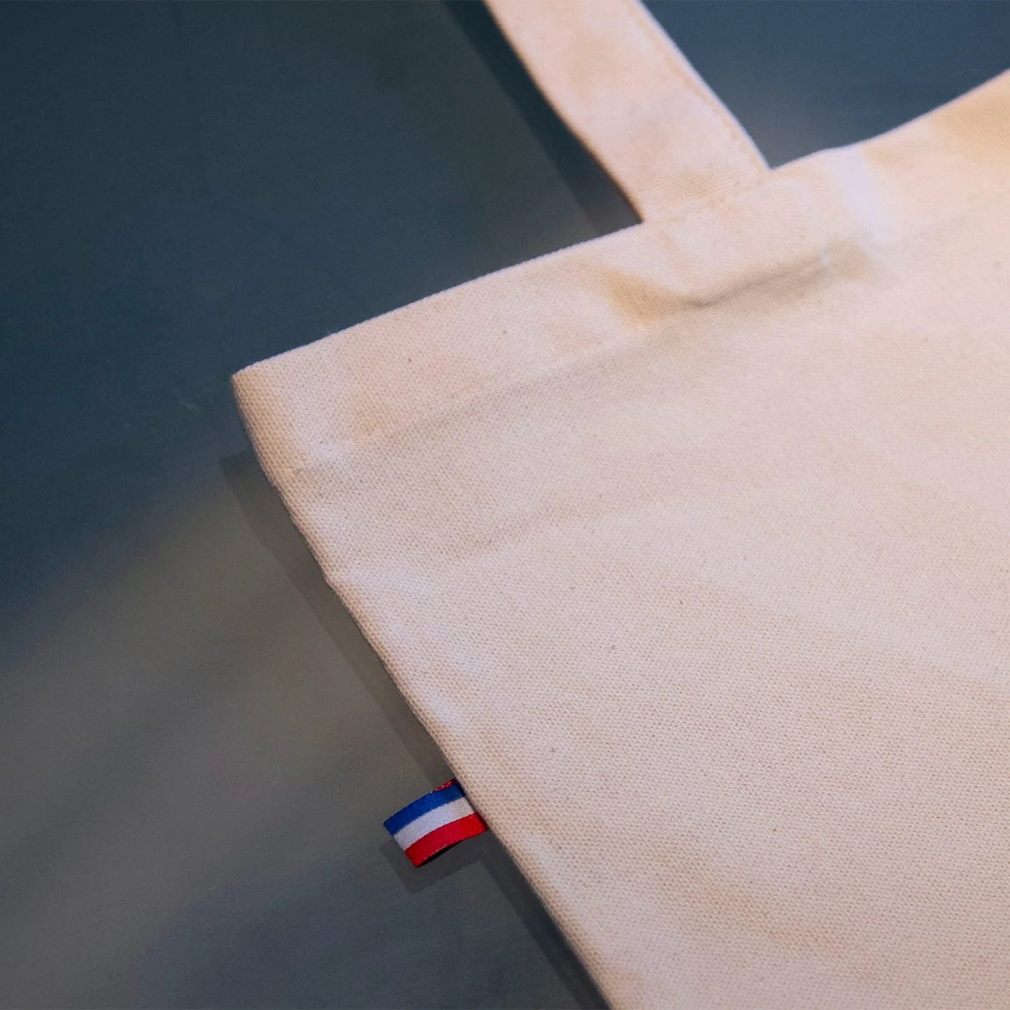 Détails des coutures du sac cabas avec citations, tissé en coton et fabriqué en France