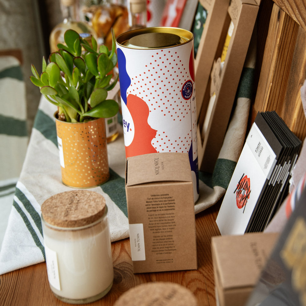 Sélection d'idees cadeaux pour femmes en vitrine de la boutique Kiplé