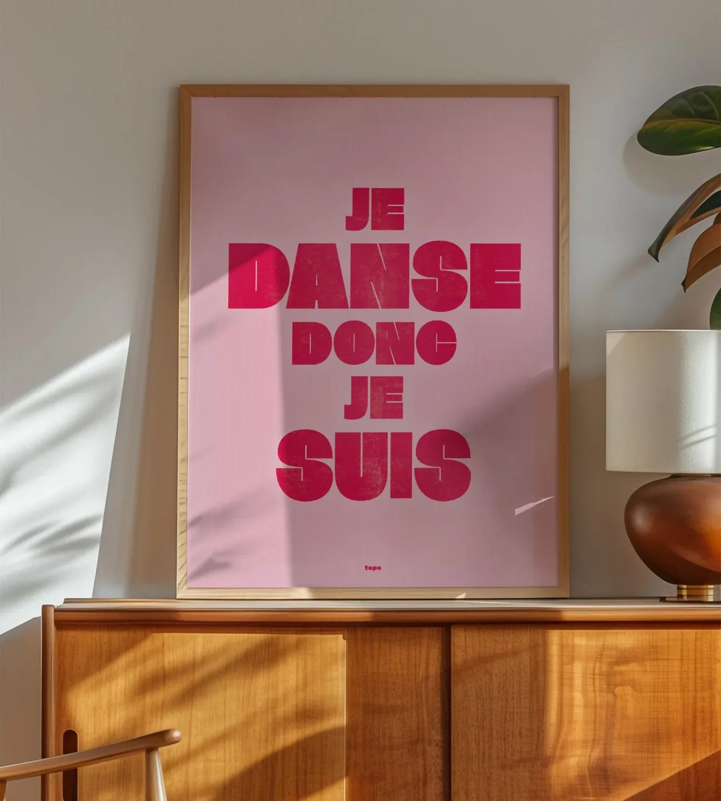 Affiche Studio Topo "Je danse donc je suis" en 30x40cm encadrée posée sur une commode