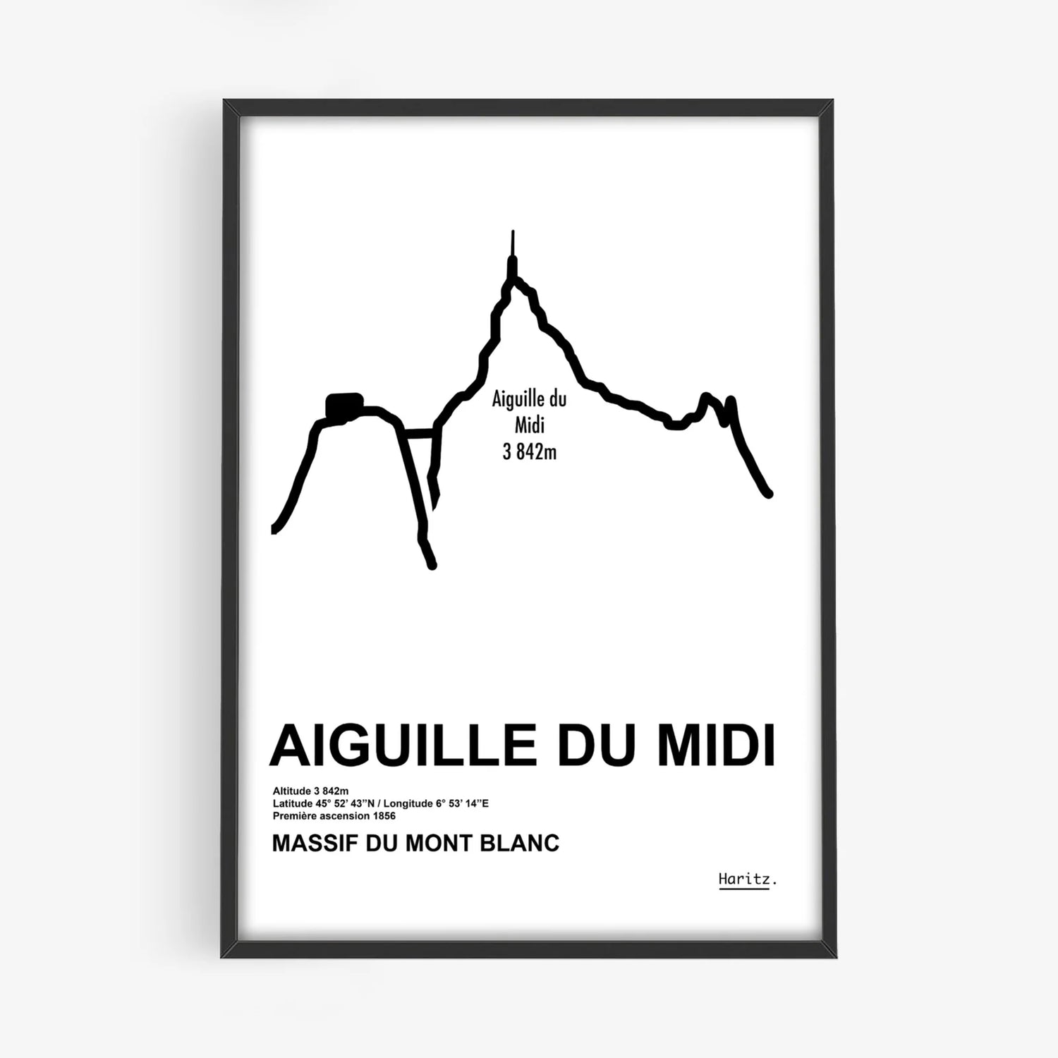 Affiche design Aiguille du Midi par Studio Haritz en 30x40cm dans un cadre noir, accrochée sur un mur blanc