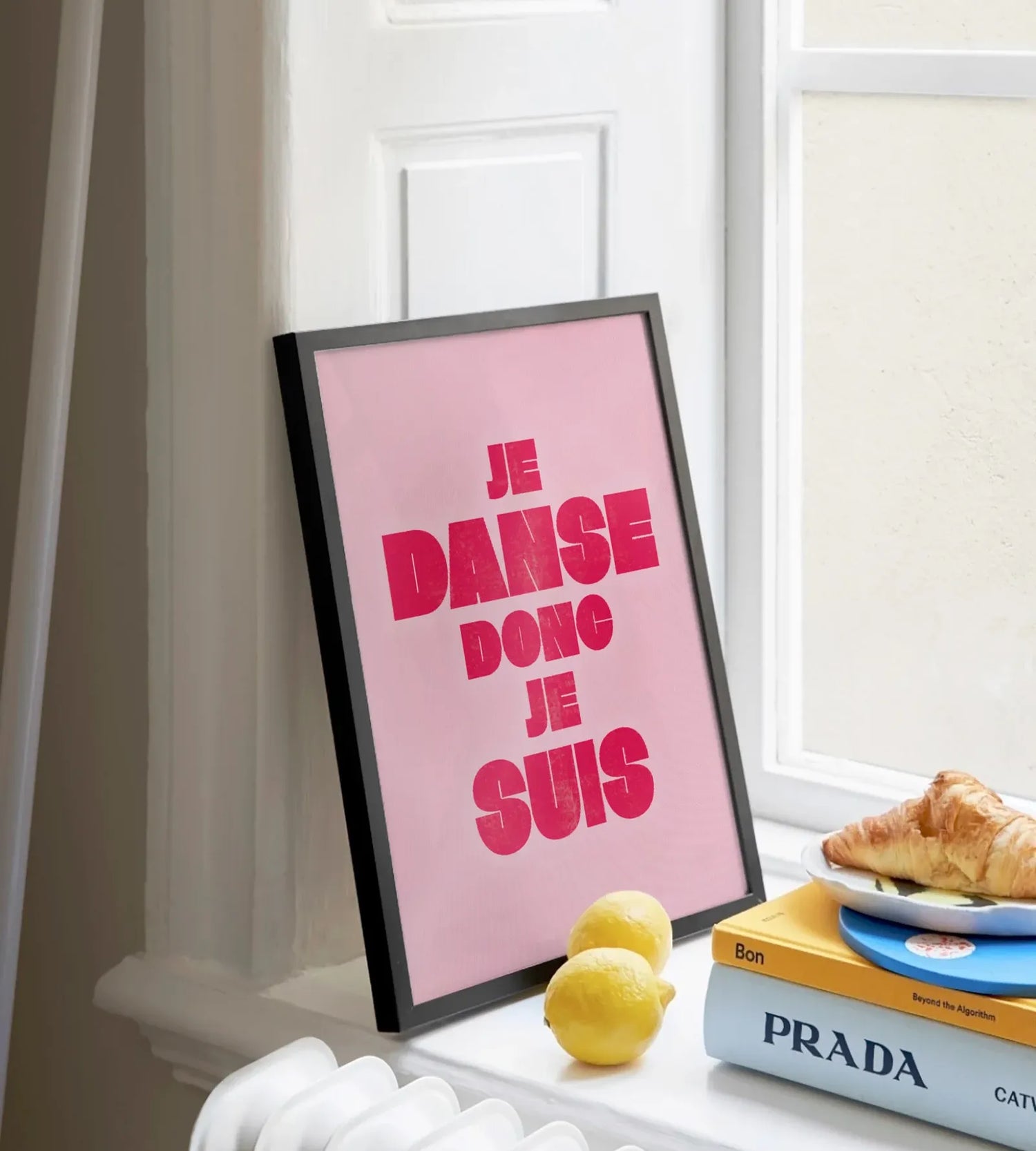 Cadre 30x40cm avec l'affiche Studio Topo "Je danse donc je suis" posé sur un rebord de fenêtre