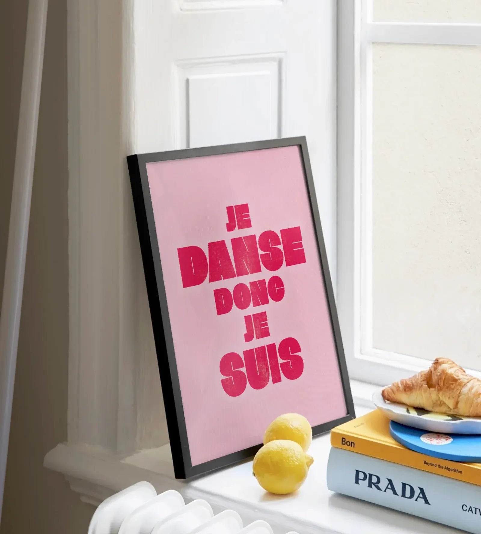 Cadre 30x40cm avec l'affiche Studio Topo "Je danse donc je suis" posé sur un rebord de fenêtre