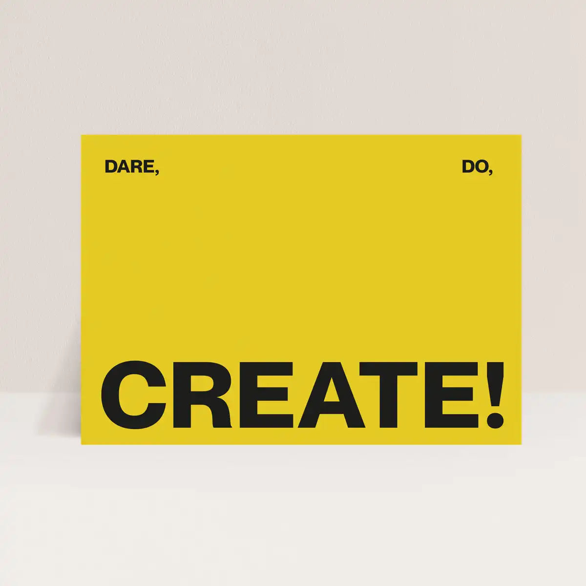 Affiche à message Dare, Do, Create! de Papier and Co, texte noir sur fond jaune.