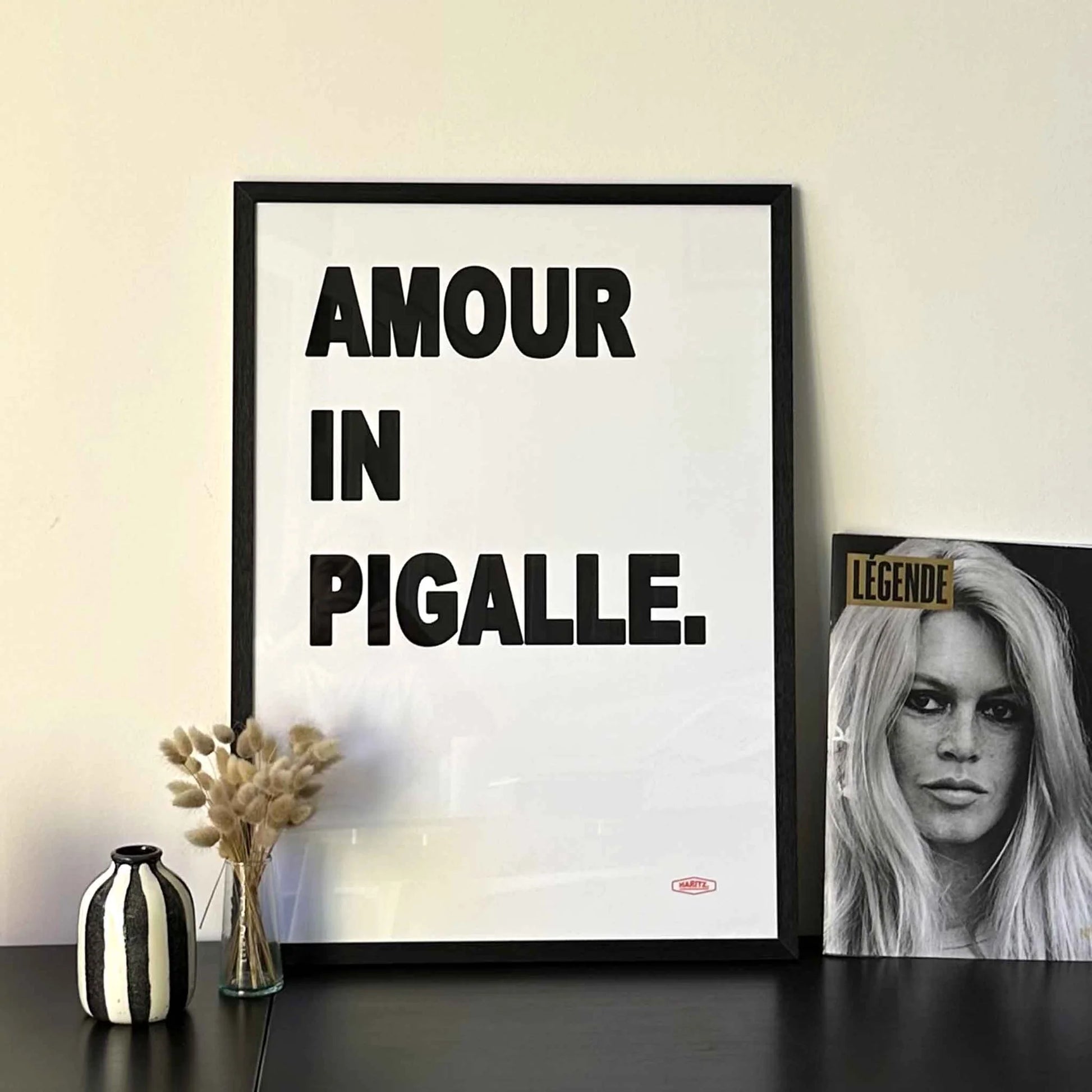 Affiche décorative Amour in Pigalle en 30x40cm encadrée posée sur un buffet