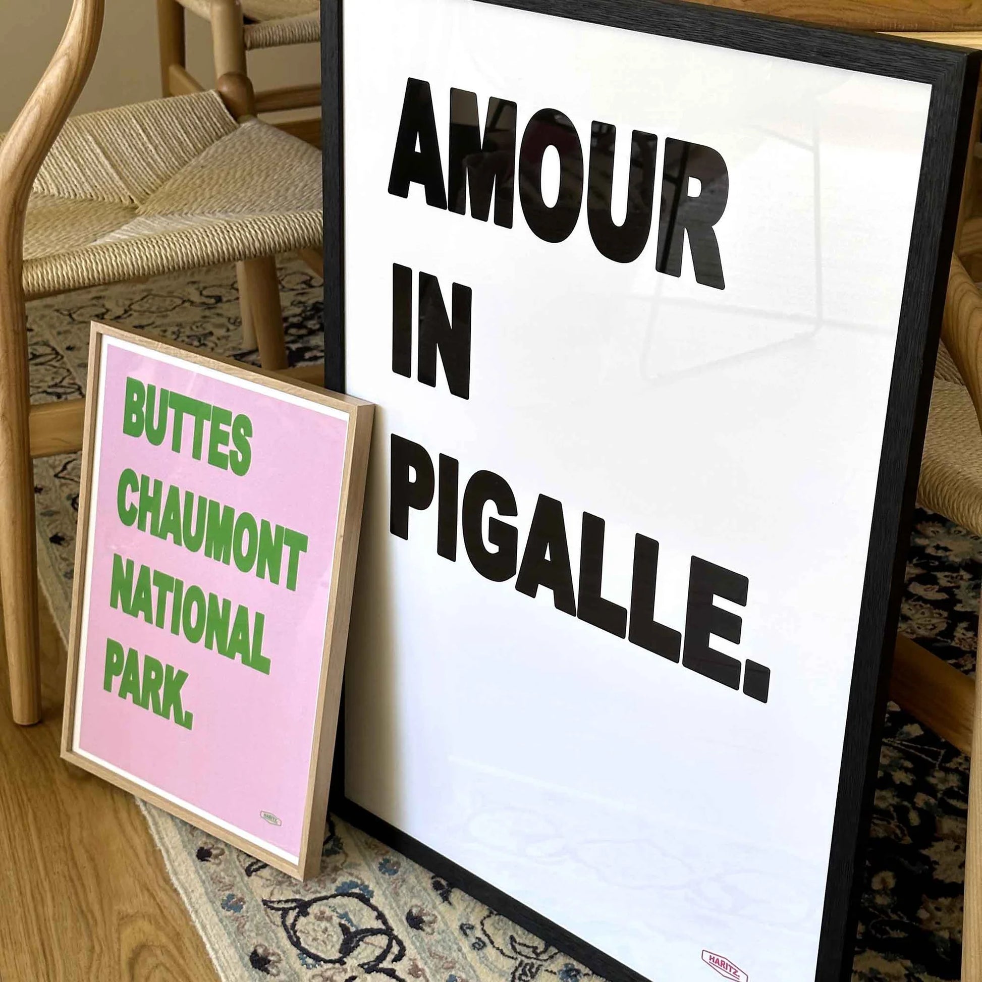 Affiche décorative Amour in Pigalle par Studio Haritz en 30x40cm encadrée posée dans un salon