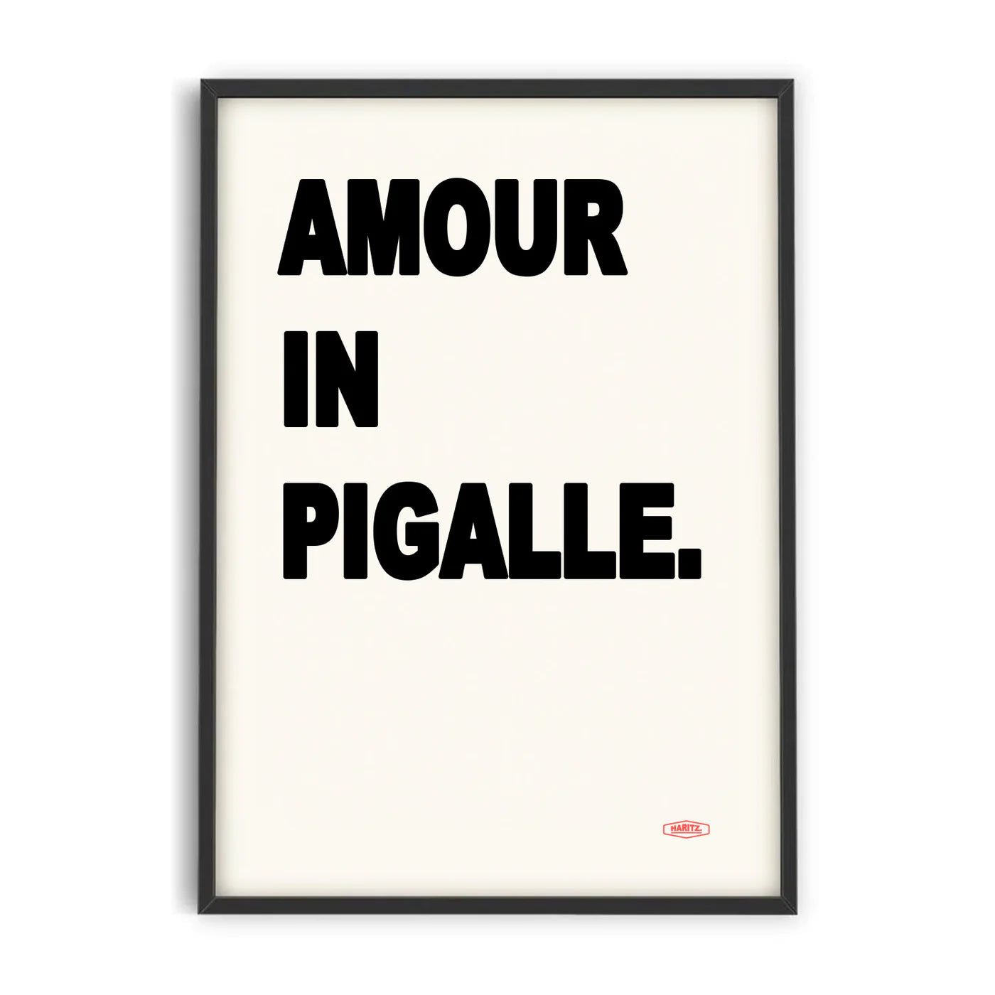 Gros plan de l'affiche design Amour in Pigalle par Studio Haritz dans un cadre noir de 30x40cm