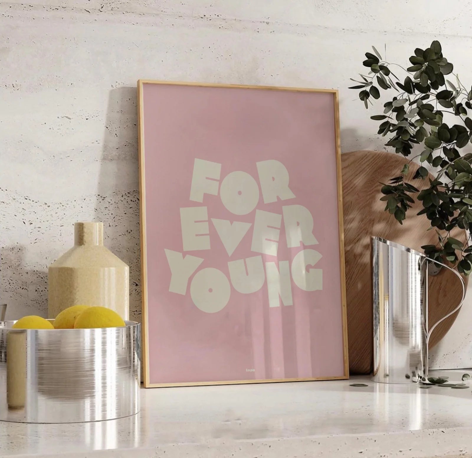 Affiche décorative Forever Young en 30x40cm encadrée posée sur un plan de travail de cuisine