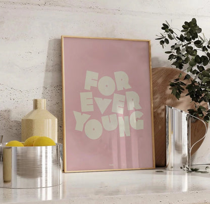 Affiche décorative Forever Young en 30x40cm encadrée posée sur un plan de travail de cuisine