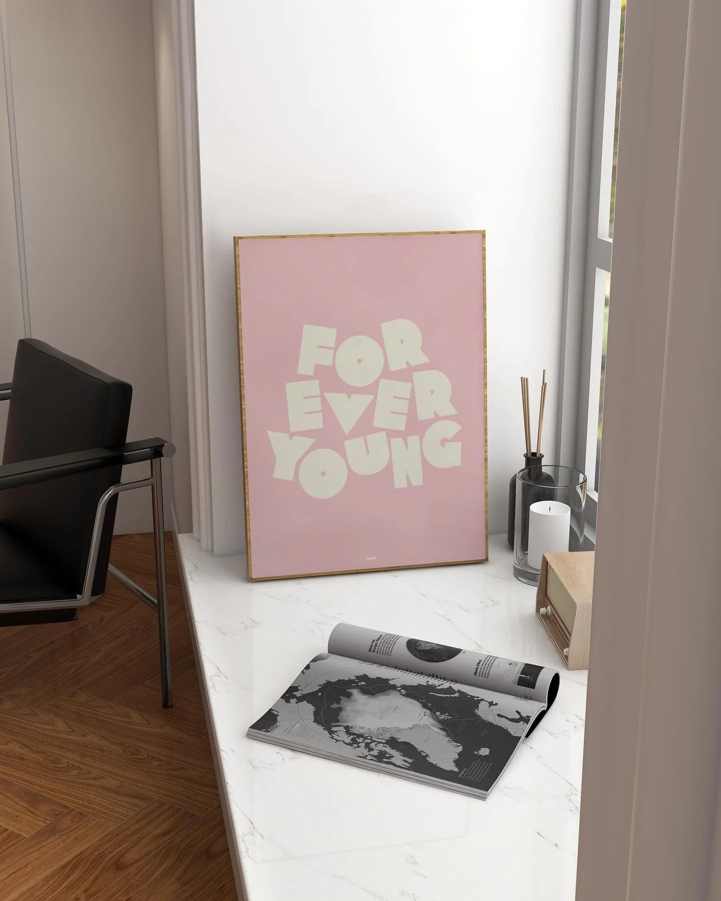 Affiche typographique moderne forever young par Studio Topo encadrée et posée sur le rebord d'une fenêtre.