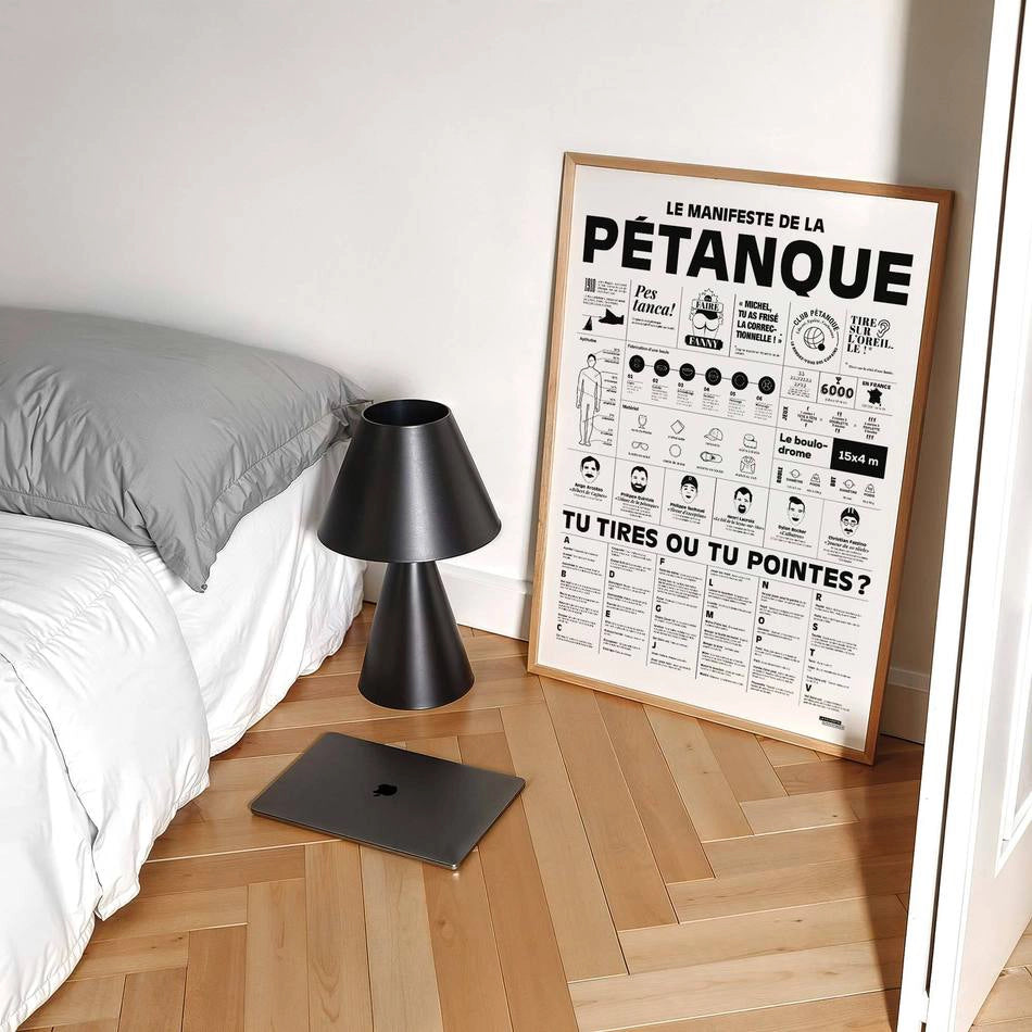 Affiche pétanque humour La Majorette à Moustache encadrée posée dans une chambre