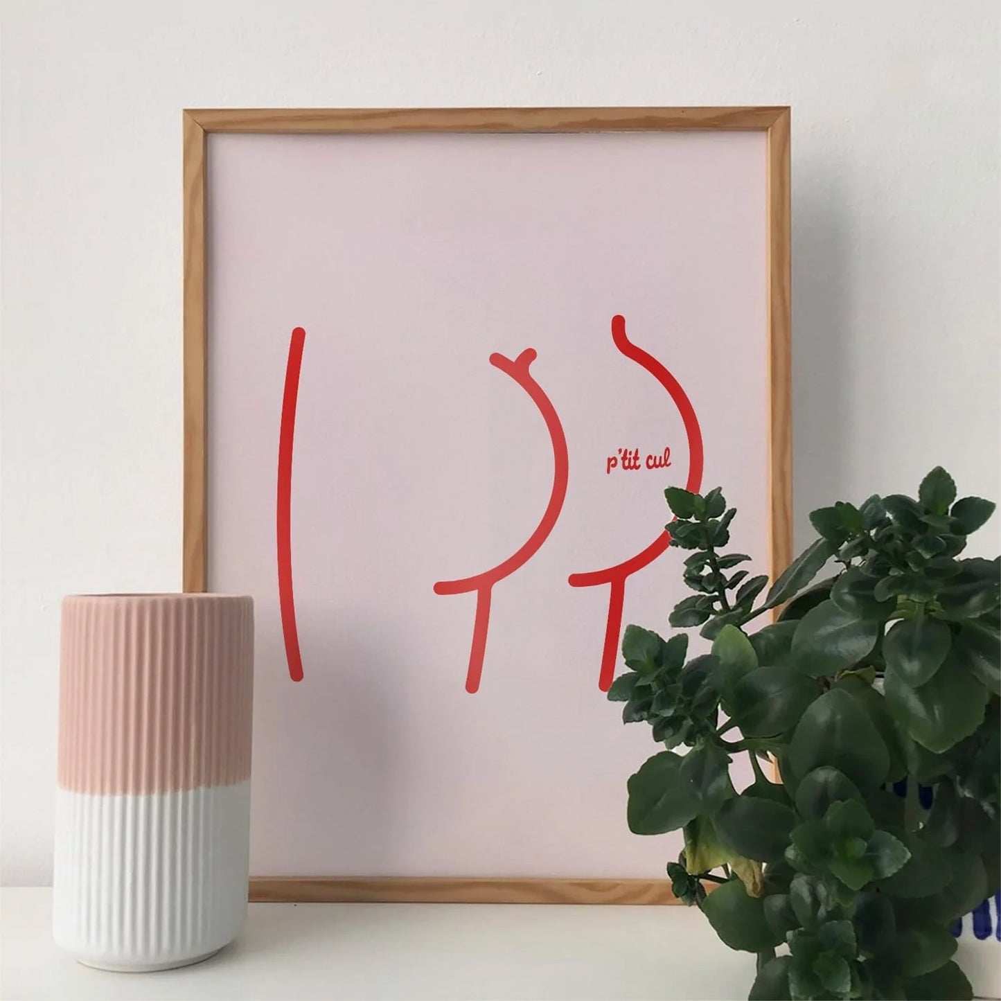 Affiche déco Studio Topo 30x40cm Ptit Cul encadrée et posée dans un intérieur de chambre.