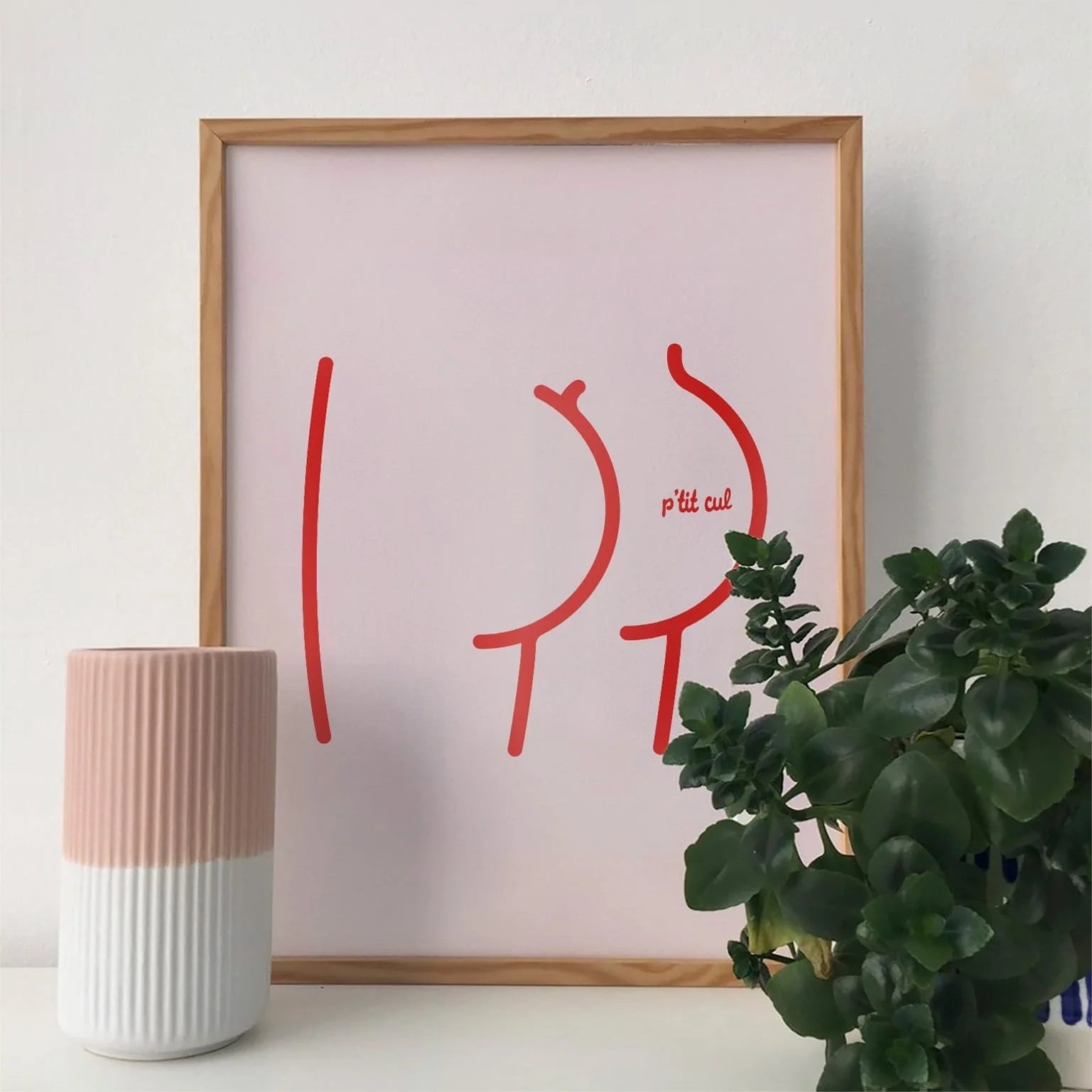 Affiche déco Studio Topo 30x40cm Ptit Cul encadrée et posée dans un intérieur de chambre.