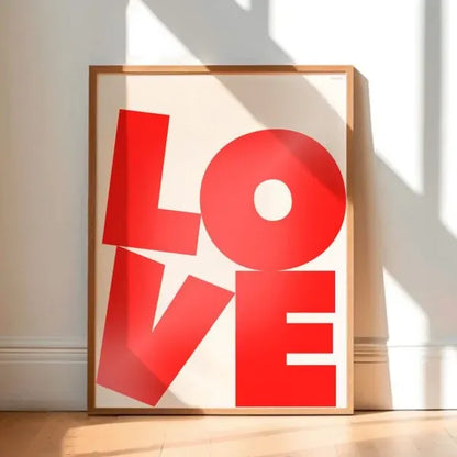 Affiche décorative LOVE avec écriture rouge sur fond blanc dans un cadre en bois