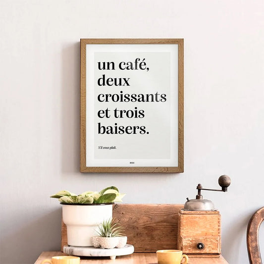 Affiche décorative 30x40cm "Un café" de Studio Topo encadrée et accrochée sur le mur d'une cuisine