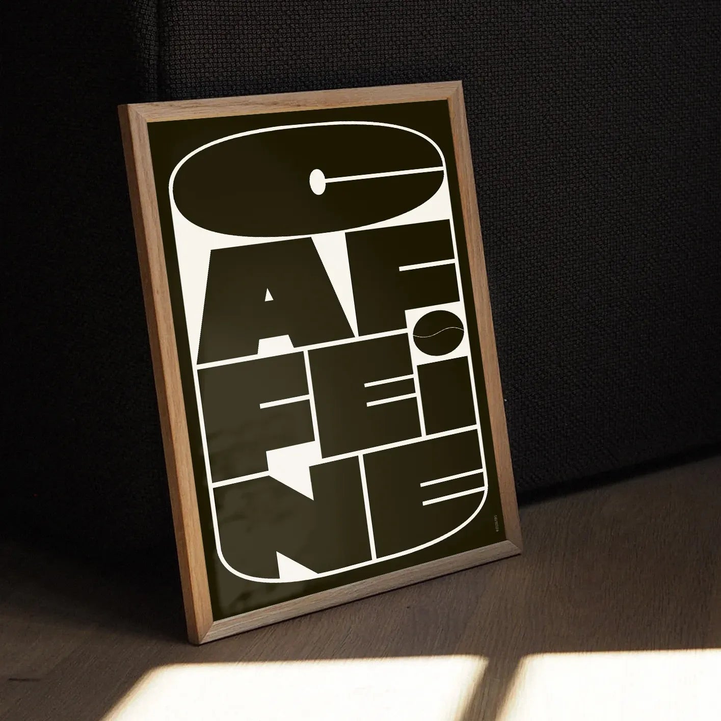 Affiche Caféine de Studio Topo encadrée en 30x40cm dans une chambre