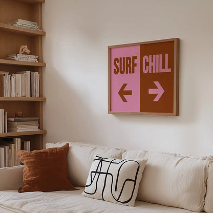 Affiche surf and chill de Papier and Co rose et orange encadrée et accrochée au mur du salon
