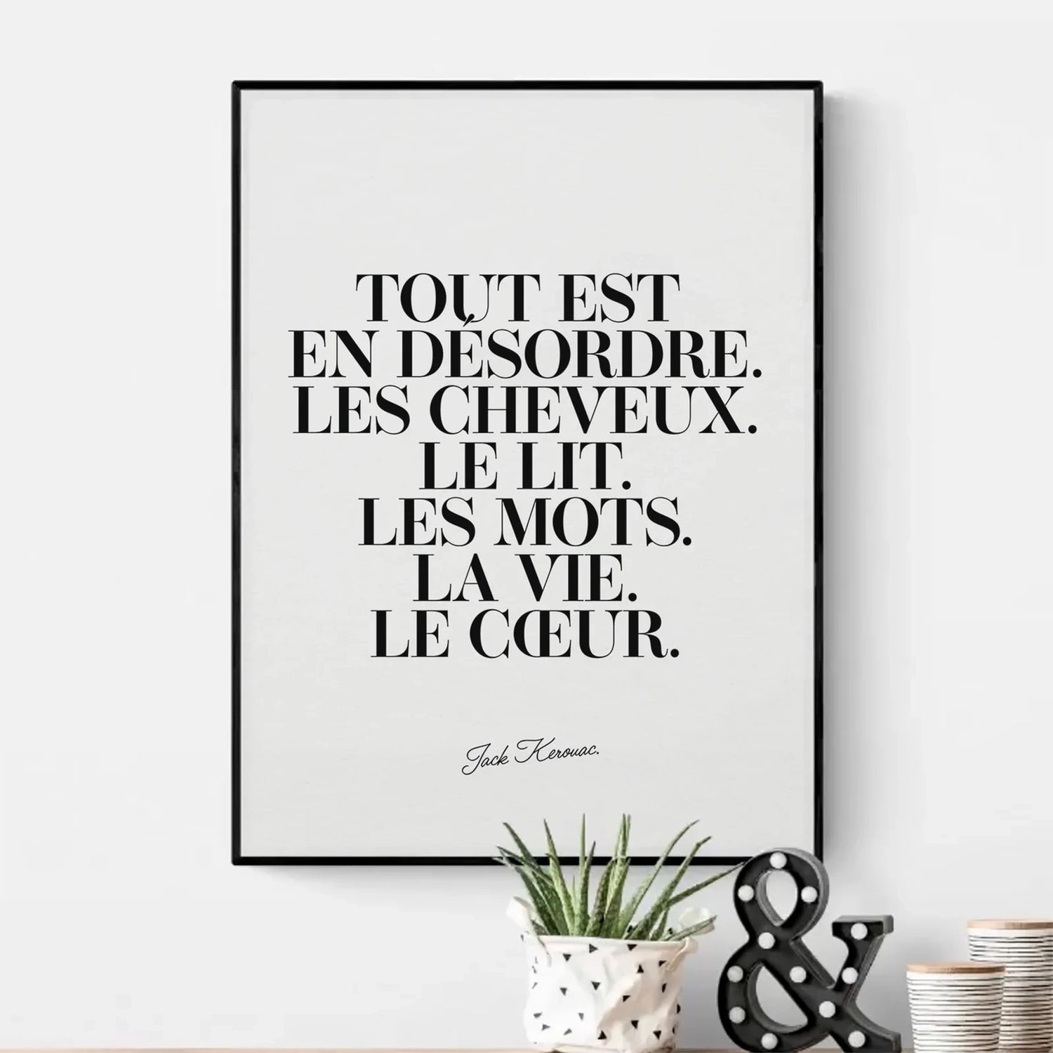 Cadre de 30x40cm avec la citation "tout est en désordre" de Jack Kerouac en noir et blanc, dessinée par Studio Topo