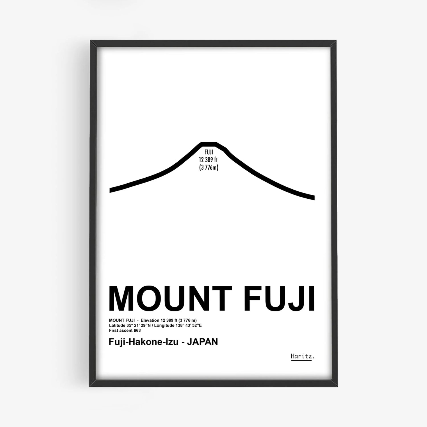 Affiche Mount Fuji 30x40cm par Studio Haritz dans un cadre noir sur un mur blanc