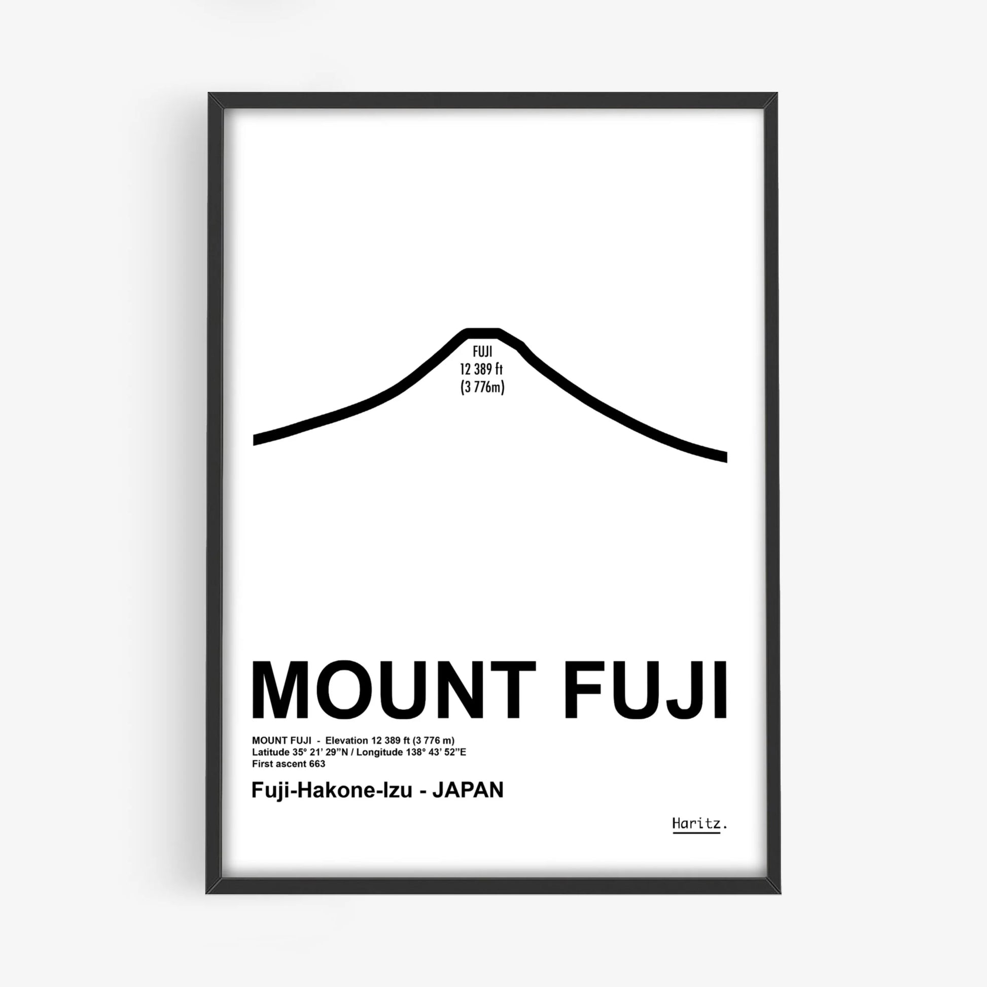 Affiche Mount Fuji 30x40cm par Studio Haritz dans un cadre noir sur un mur blanc