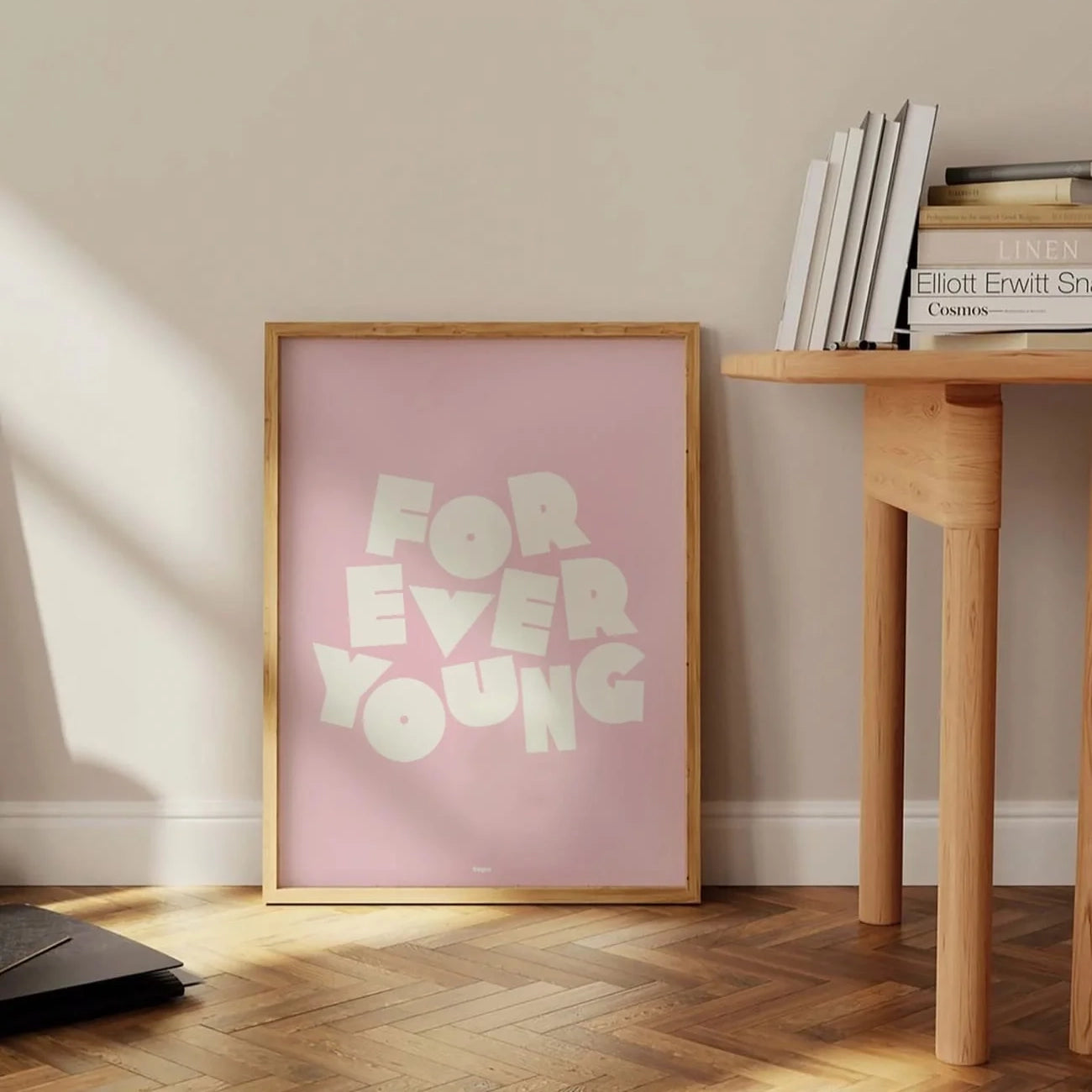 Affiche décorative 30x40cm Forever Young par Studio Topo encadrée et posée dans un salon