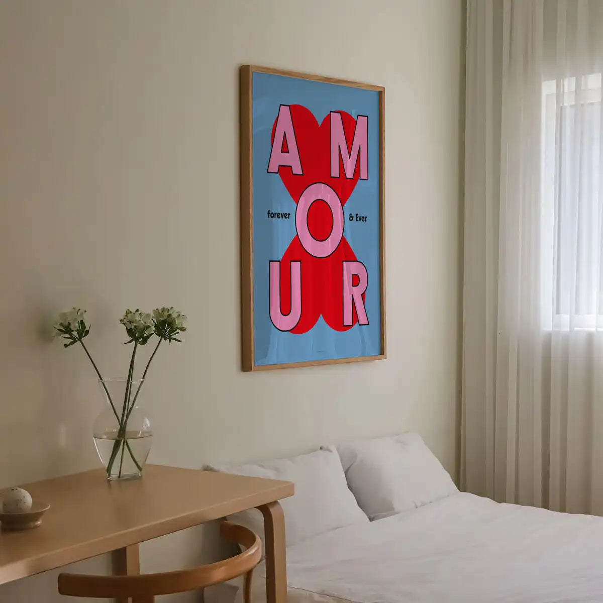 Encadrement de l'affiche "Amour forever and ever" de Papier and Co sur un mur de chambre