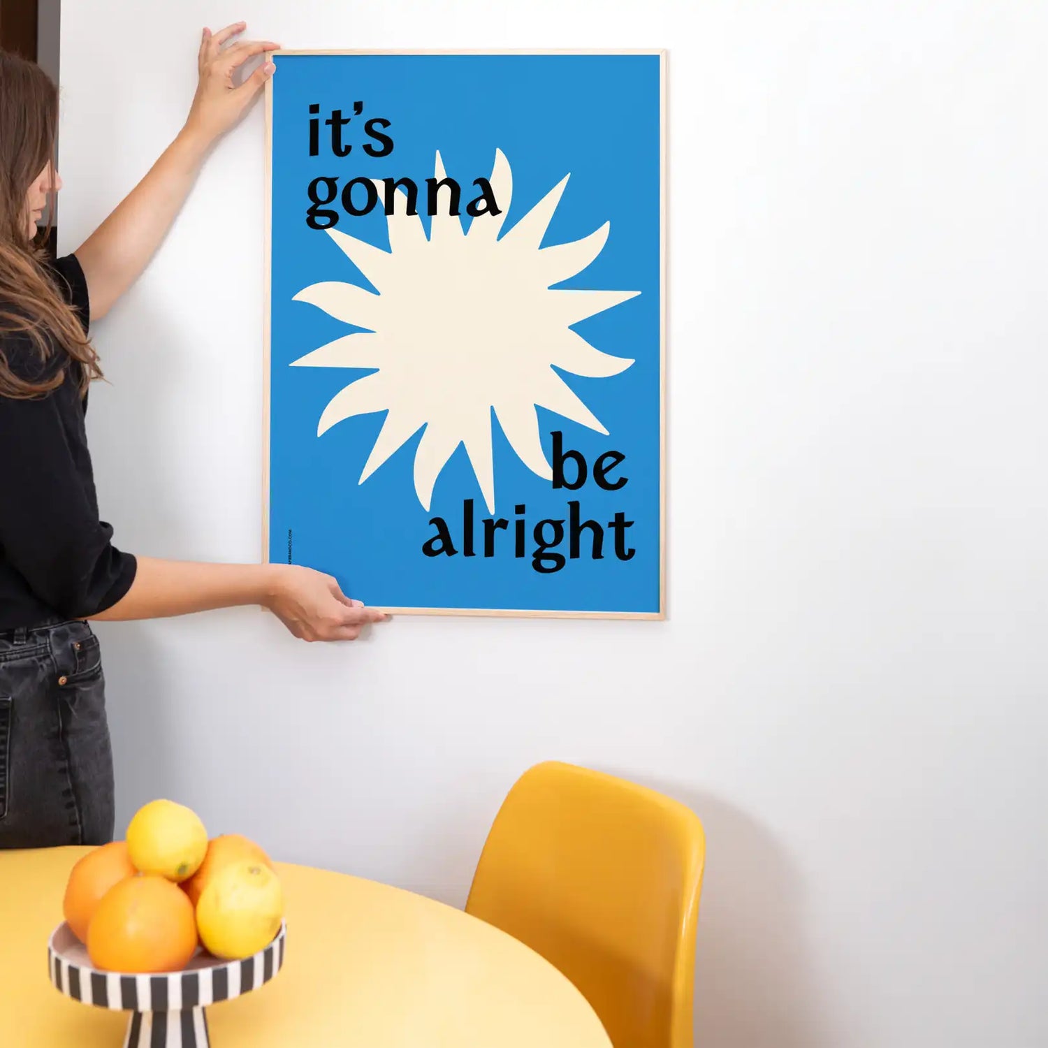 Poster à message it's gonna be alright de Papier and Co en 50x70cm encadrée sur le mur d'une cuisine