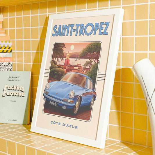 Affiche retro Saint Tropez encadrée posée dans une cuisine