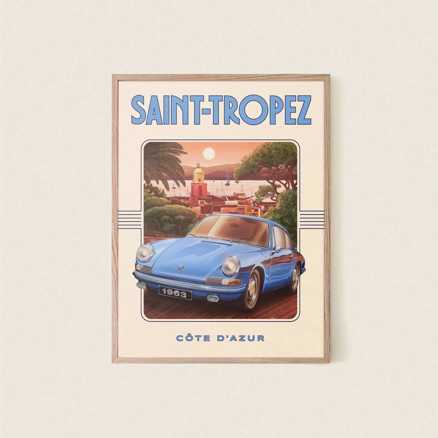 Gros plan de l'affiche design Saint Tropez par DearBill avec un cadre en bois