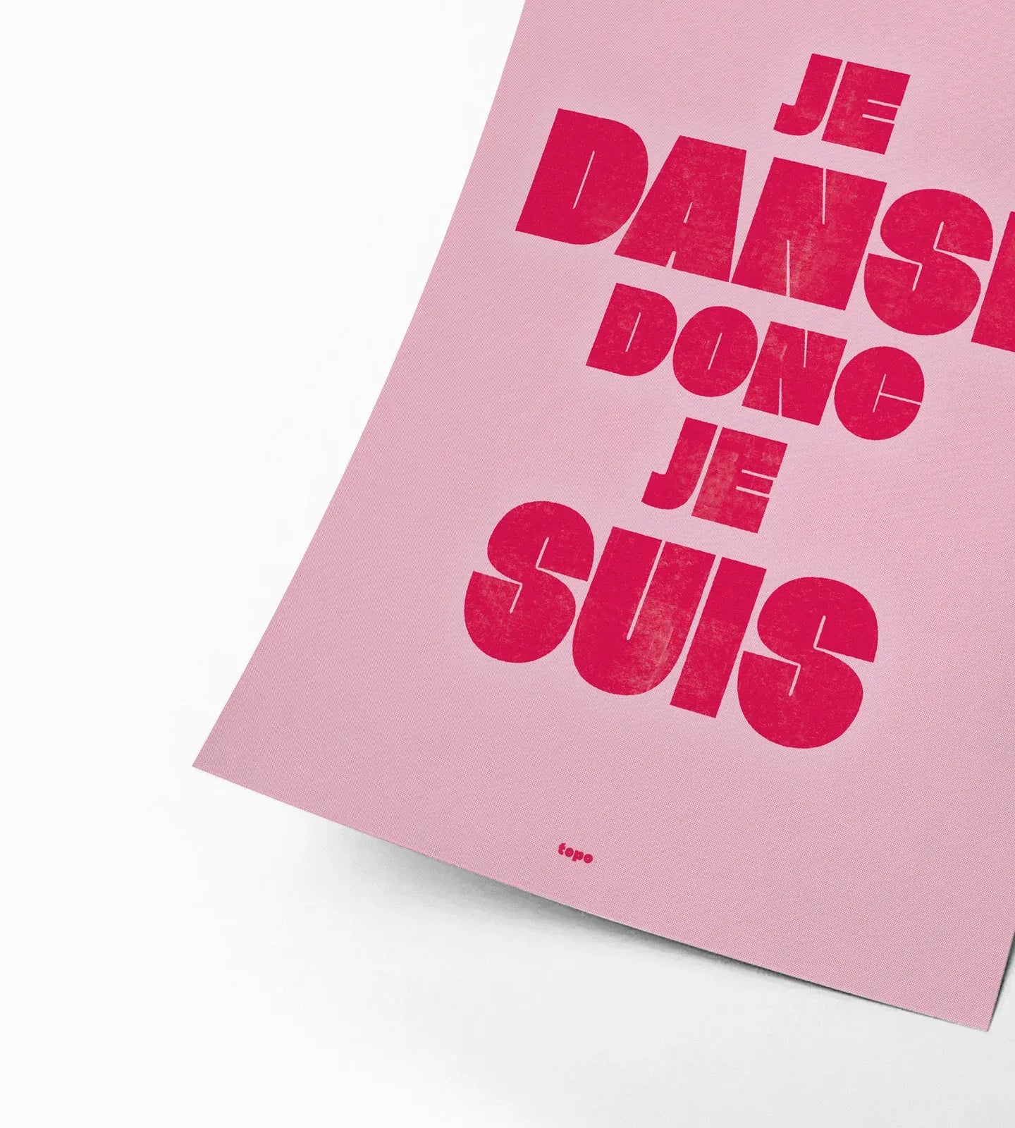 Détail de l'affiche Studio Topo "Je danse donc je suis" en lettre rouges sur fond rose.