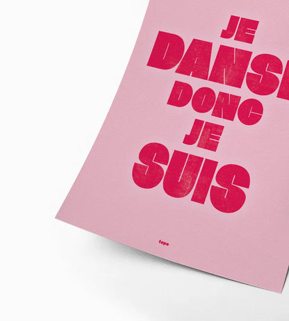 Détail de l'affiche Studio Topo "Je danse donc je suis" en lettre rouges sur fond rose.
